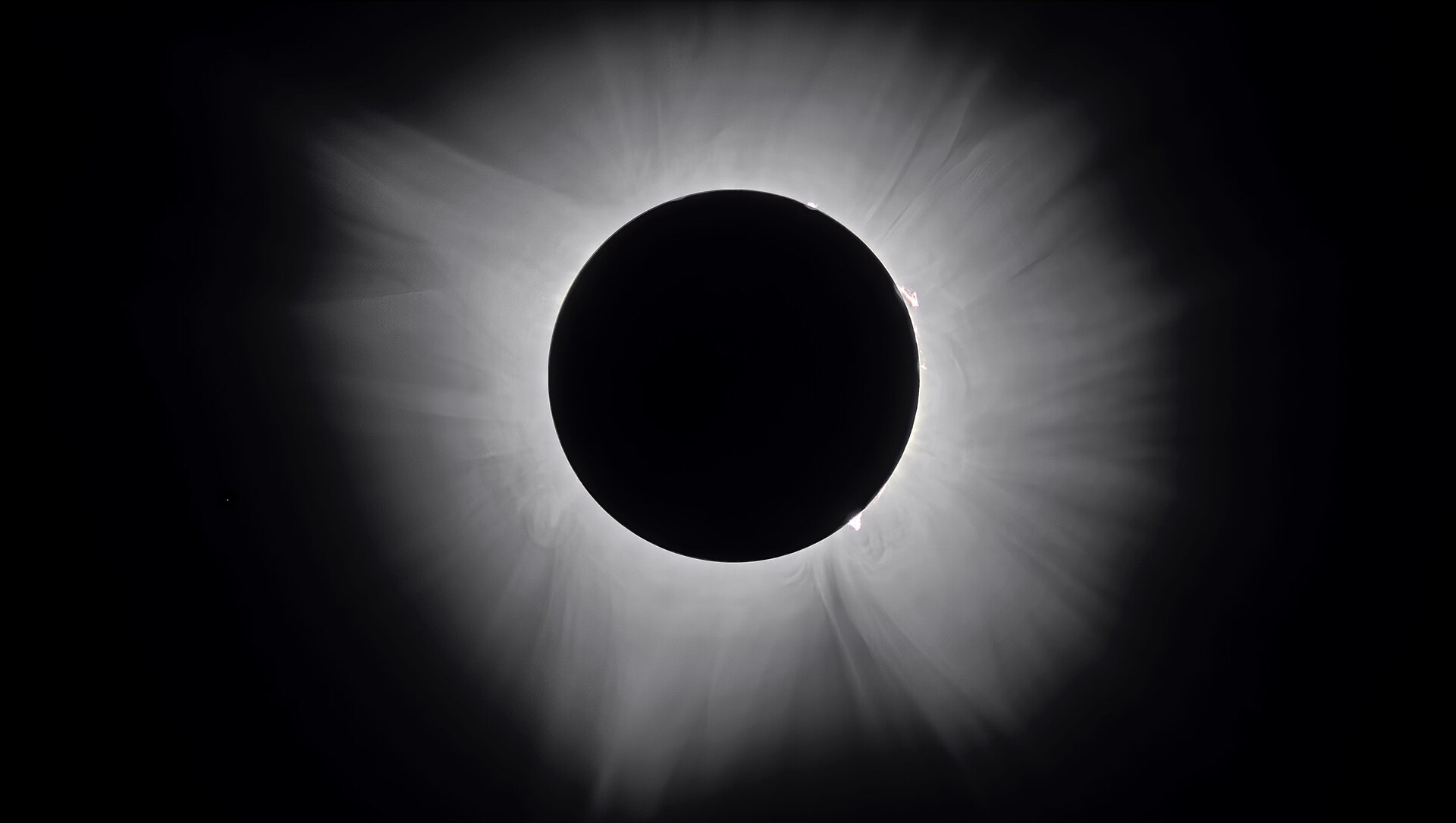Corona solar durante un eclipse solar total, con la Luna cubriendo por completo el disco del Sol