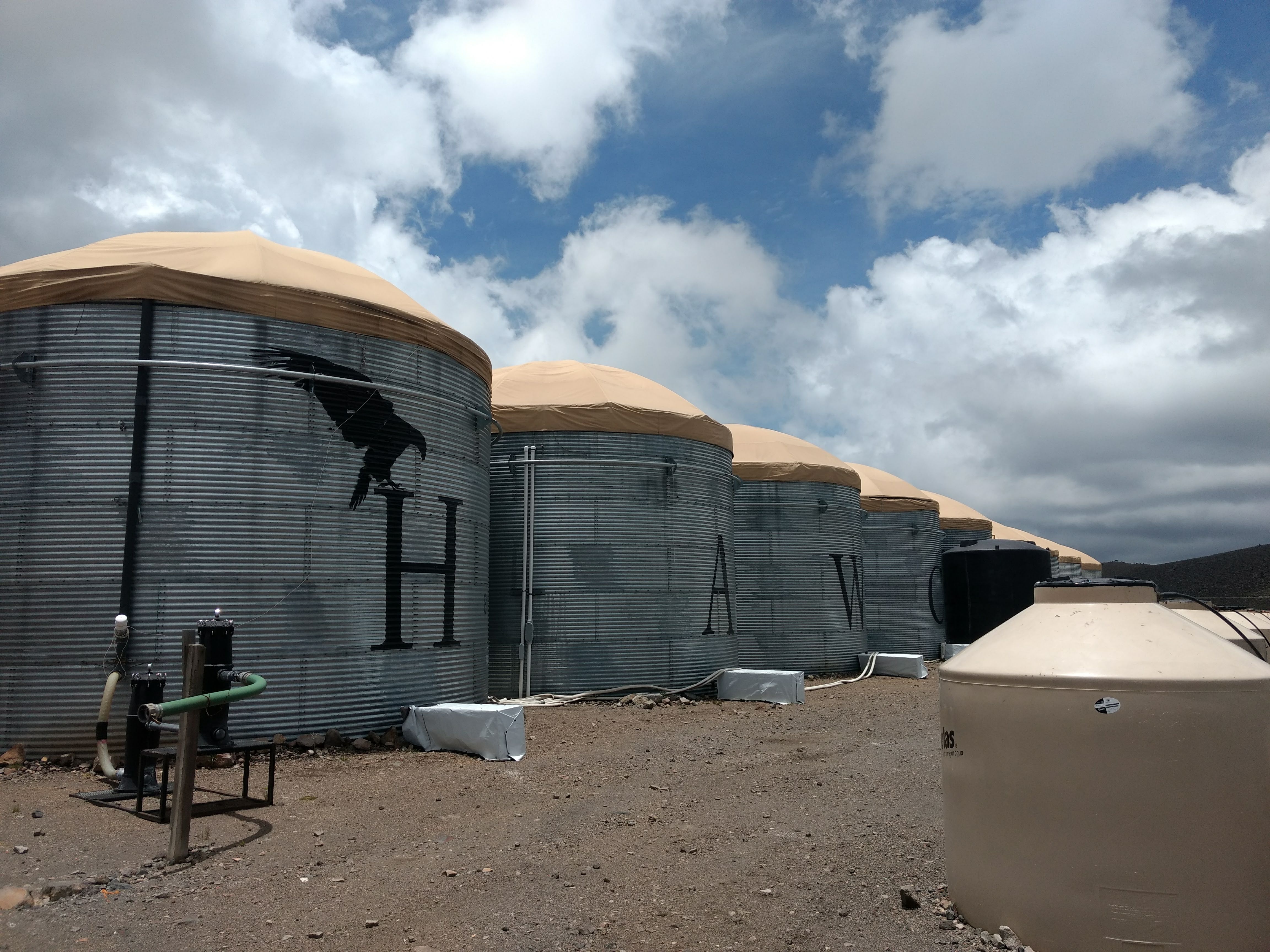 Tanques del observatorio de rayos gamma HAWC, un detector de partículas por radiación Cherenkov en agua similar al usado por LHAASO